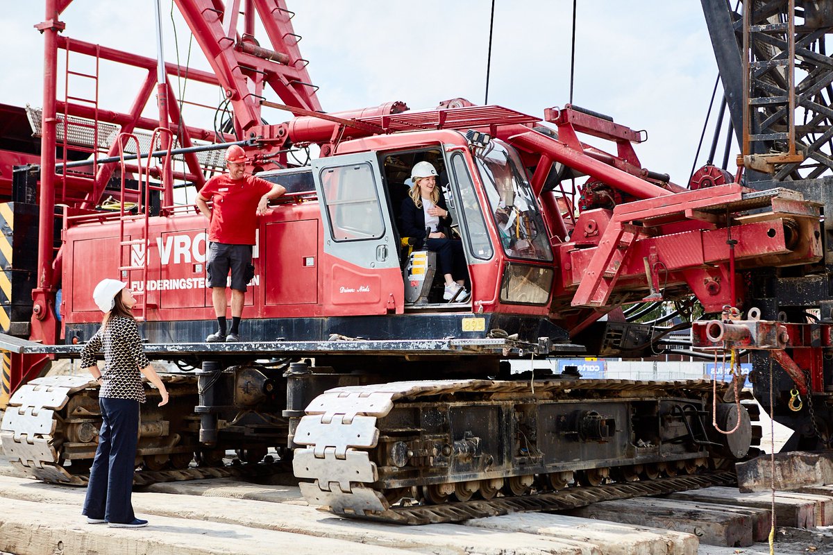 De symbolische start bouw van maar liefst 770 woningen in Cartesius Utrecht is een feit! -#MarjaAppelman en @SusanneSchilderman #GemeenteUtrecht) hebben samen met het Cartesius consortium de start van de bouw van de tweede fase symbolisch ingeluid.  lnkd.in/eWJkX-NV