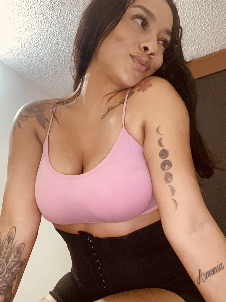 _lopezkarina_'s tweet photo. 🩷 https://t.co/WnnkwxWX09