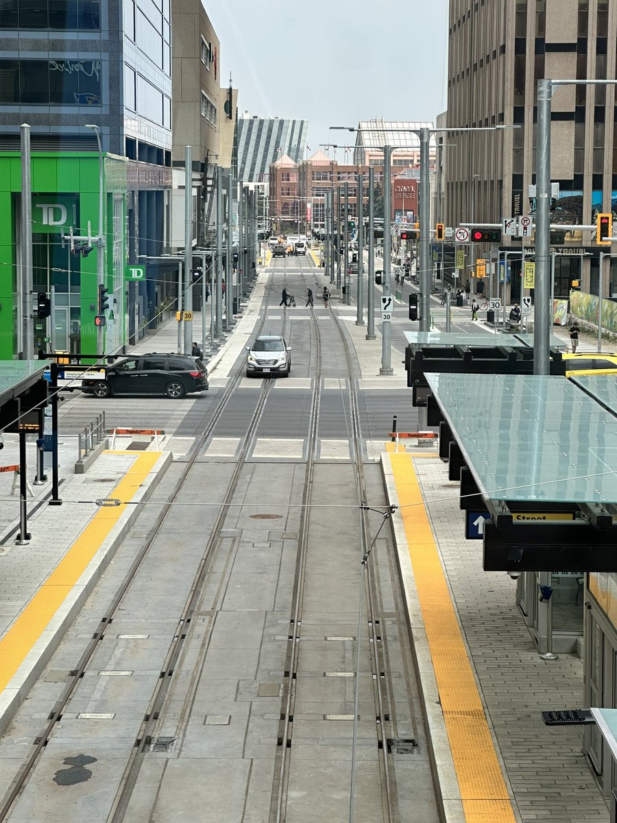 Just full-on using LRT lanes for SUVs. 

#yegcc #yegdt