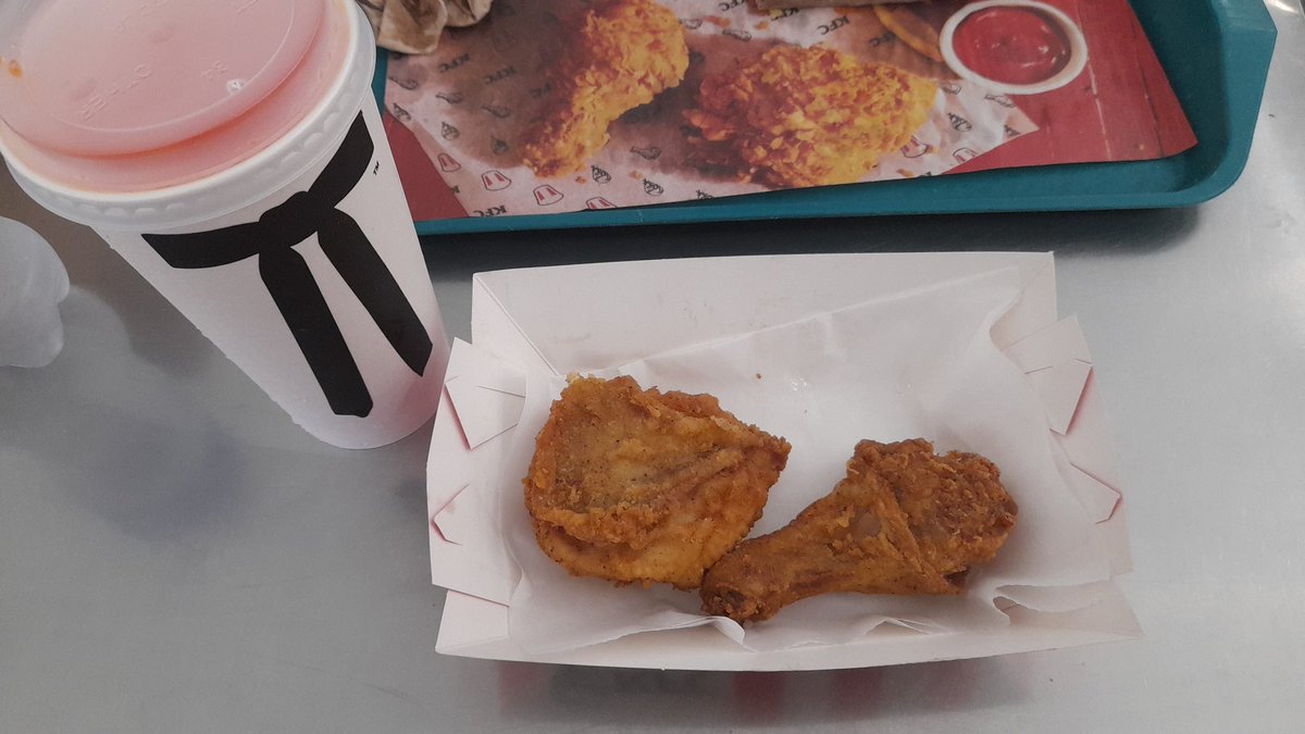 Nombre no, alquien tiene que hacer algo con esta gente de KFC, las presas son minúsculas. La misma cajera apenada te advierte que las pechugas son pequeñas, pero jamás uno se imagina qué tanto. El combo de 3 mini presas está en 7 palos, si agrandas el puré estás en el rango de 8.