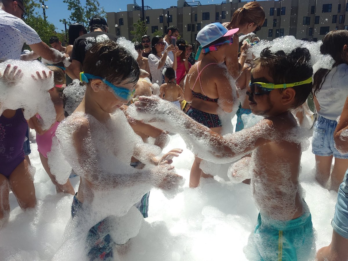 avvlosmolinos's tweet photo. Que divertida la fiesta de la espuma! Con el cañón desde el escenario parecía por momentos que nevaba en la pista de patinaje.
Musiquita, espuma fresquita, bañador, gafas de piscina y amig@s, que más se puede pedir para pasarlo bien.
#FiestasLosMolinos2023 https://t.co/eu9OTIvxYA