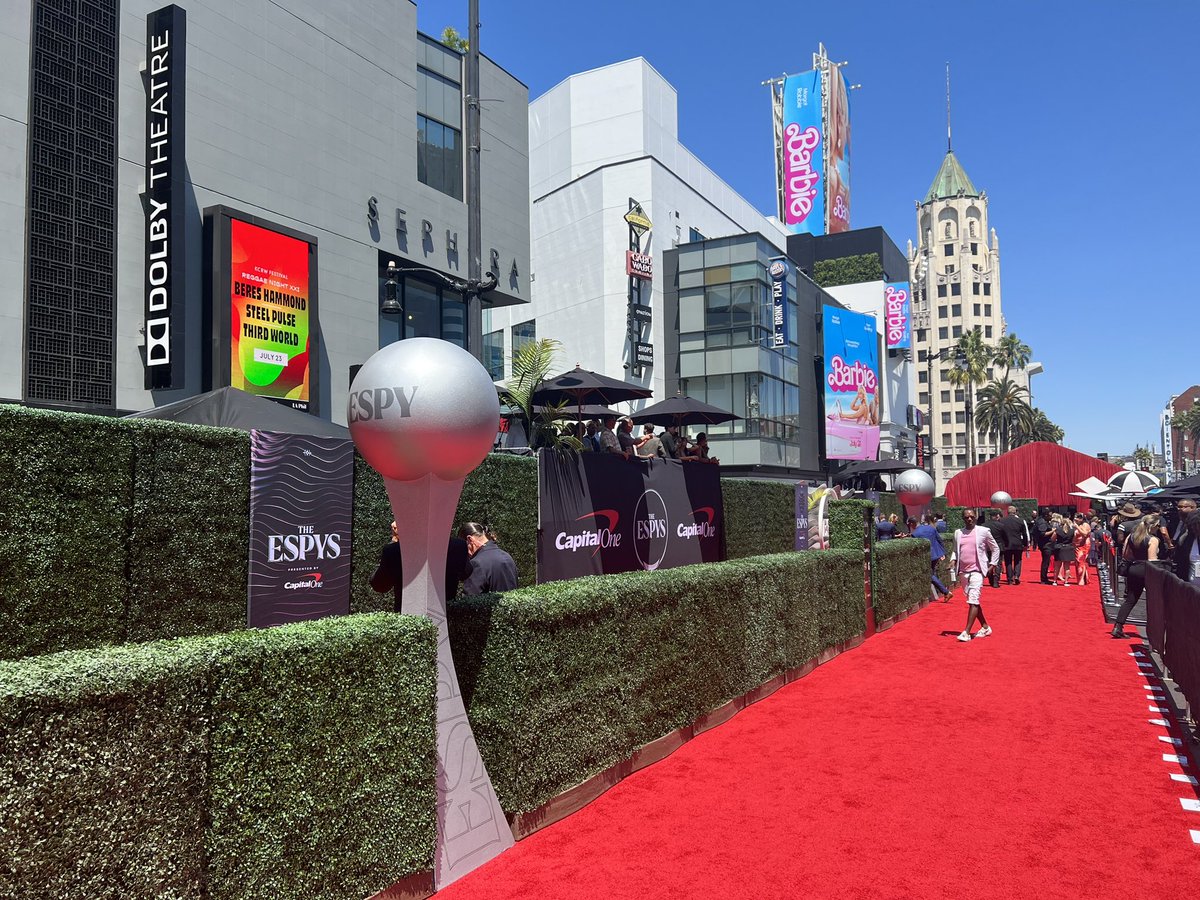 GoldenKnights's tweet image. Checking in from the ESPYS red carpet! 👋

We are nominated for best team and Jonathan Marchessault is nominated for best NHL player! Wish us luck, fam 🤩