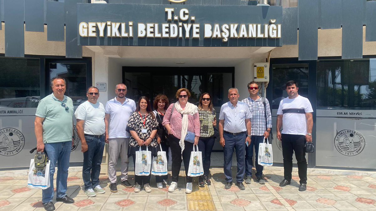 ÇOMÜ ve Ezine Gıda İhtisas OSB olarak birlikte yürüttüğümüz proje kapsamında Zeytin ve Turizmin önemli noktası olan Geyikli beldesinde ziyaretler gerçekleştirdik. Portekizli akademisyen dostlarımız ile Geyikli Belediye Başkan Vekili Sayın Hakkı Aker'i ziyaret ettik.