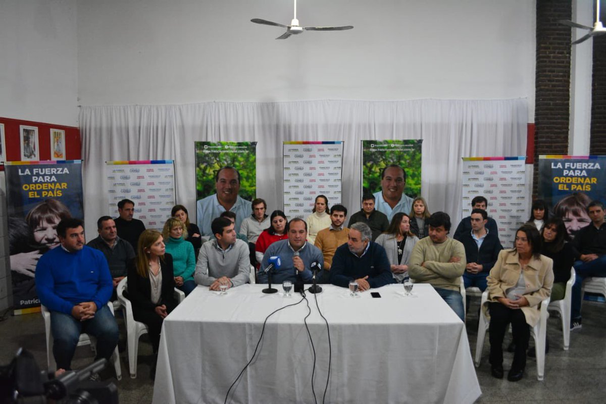 valenmirandaok's tweet photo. Con @FranRecoulat #Trenque se asegura capacidad de trabajo y una clara visión de futuro.

Con renovación y pluralismo se conformó un equipo que está preparado para dar lo mejor por nuestra ciudad. 🫶🏼

Con ideas y compromiso vamos a llevar adelante el cambio. 💪

¡Vamos Trenque! https://t.co/HGoyaSfYKi