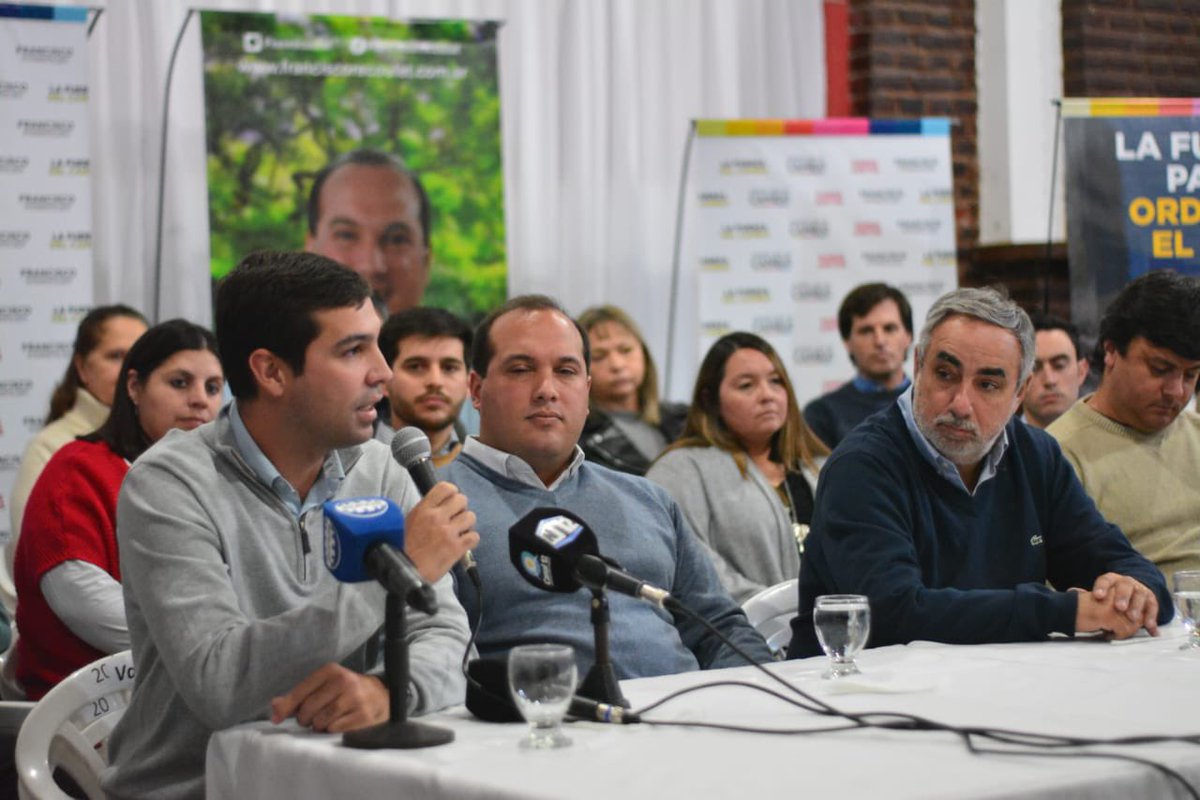 valenmirandaok's tweet photo. Con @FranRecoulat #Trenque se asegura capacidad de trabajo y una clara visión de futuro.

Con renovación y pluralismo se conformó un equipo que está preparado para dar lo mejor por nuestra ciudad. 🫶🏼

Con ideas y compromiso vamos a llevar adelante el cambio. 💪

¡Vamos Trenque! https://t.co/HGoyaSfYKi