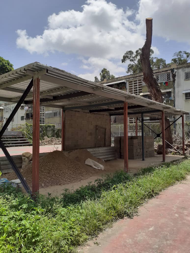cargadeportiva's tweet photo. #CaracasDenuncia
Vecinos del Parque Madariaga en Coche, denuncian que el Consejo comunal sin apoyo de la mayoría quiere convertir este cincuentenario y emblemático lugar deportivo en un espacio con fines políticos @gestionperfecta exigimos detener esto ya!!!
#Cocheseorganiza https://t.co/ety4pNZhYw