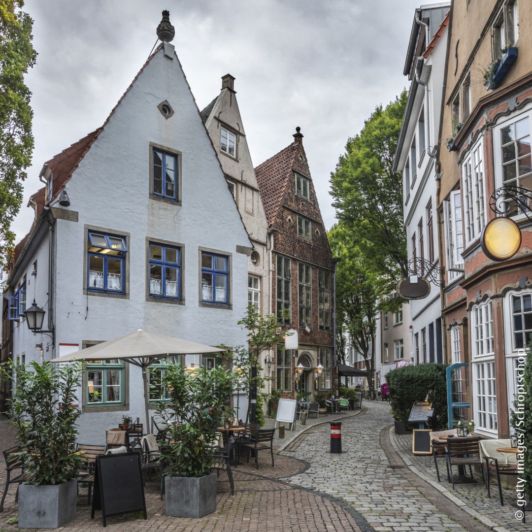 germanytravelNL's tweet photo. Een nieuwe week, nieuwe plannen! 😃 Dwaal deze zomer door de schilderachtige straatjes van #Bremen, bewonder de historische pracht en geniet van het zonnetje aan de rivier de Weser. Hier vind je de beste tips: https://t.co/UjnUMpRjwI… #FeelGoodGermany https://t.co/hVx1ngz87g