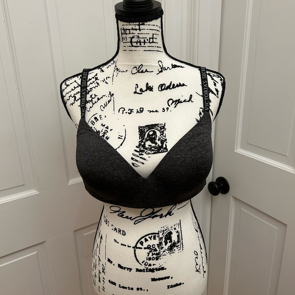 GoldNGoodLady's tweet photo. So good I had to share! Check out all the items I'm loving on @Poshmarkapp #poshmark #fashion #style #shopmycloset #victoriassecret #lenox #harleydavidson: https://t.co/ZGUgSd2qdg https://t.co/KlOvIp7pIe