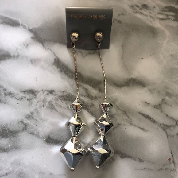 PoshStory's tweet photo. So good I had to share! Check out all the items I'm loving on @Poshmarkapp #poshmark #fashion #style #shopmycloset #fashionearrings #aldo: https://t.co/vYY3b01fzj https://t.co/YFPiEGu3KL
