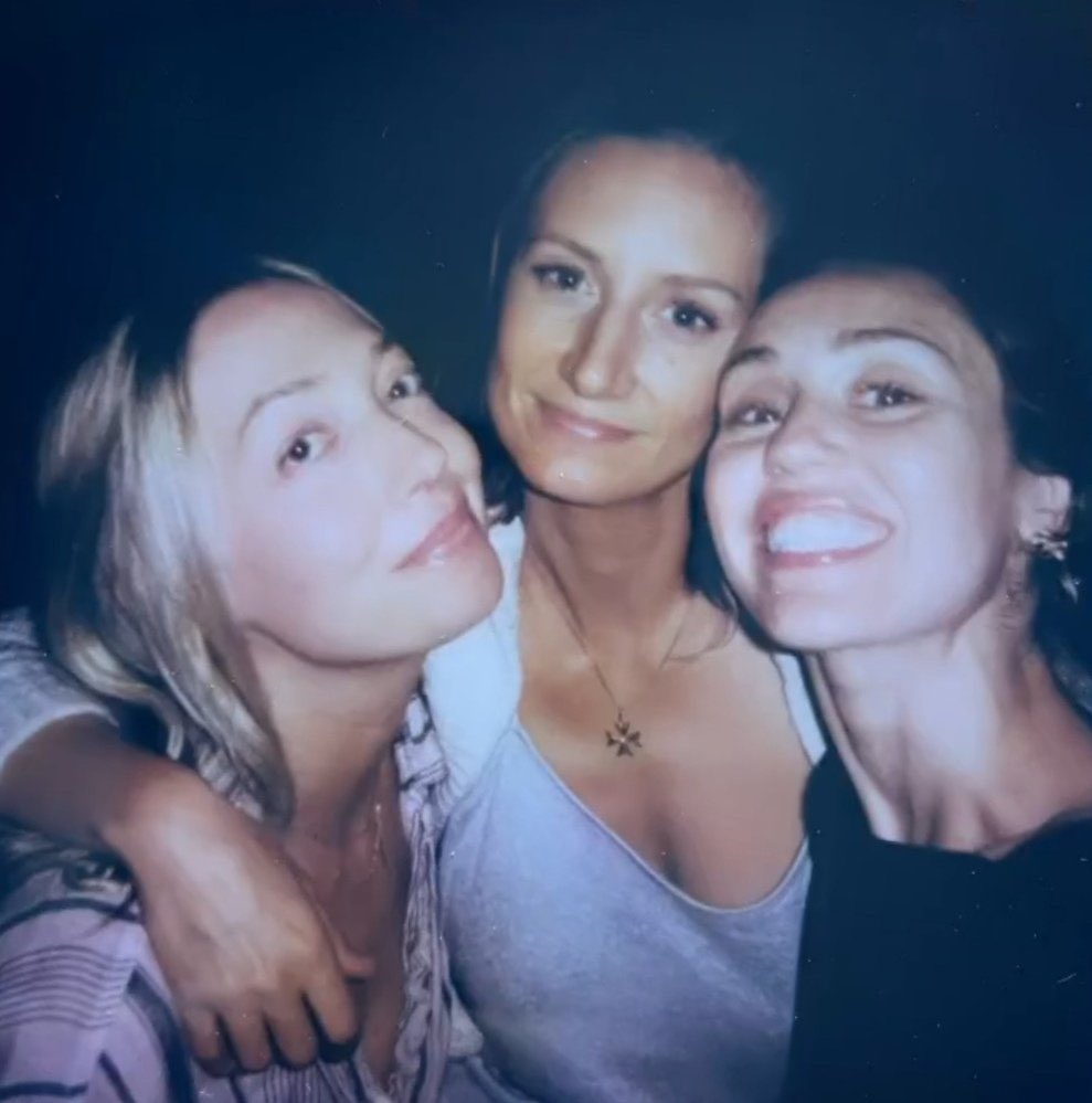 BrendaLeeChart's tweet photo. Fans are confused after Miley Cyrus joined the Modern Mystery School, an alleged cult. https://t.co/EeqbPm7yQa