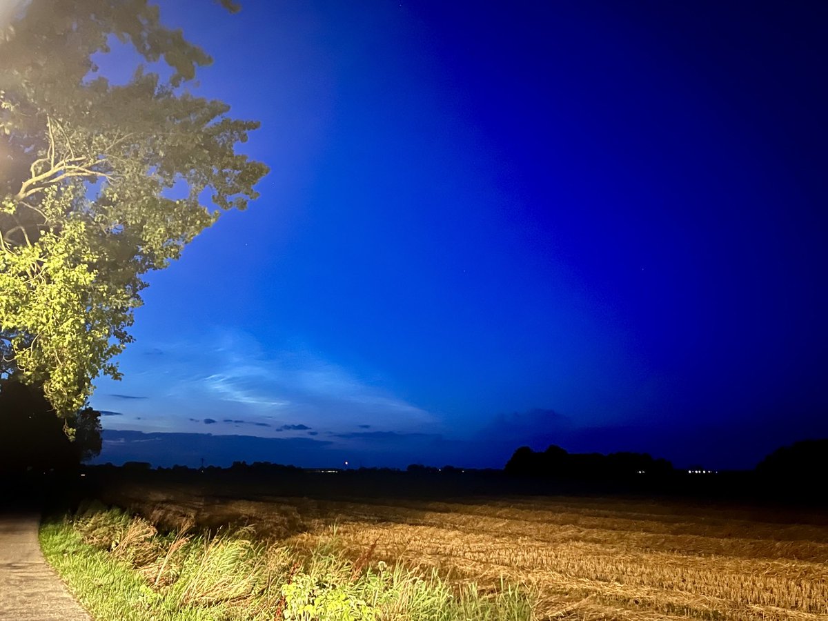 groningenzk's tweet photo. Op de terugweg van #Lauwersoog #lichtendenachtwolken (nou ja, ééntje dan) ter hoogte van #Ulrum… #weerfotografie https://t.co/U7ARRx2HBg