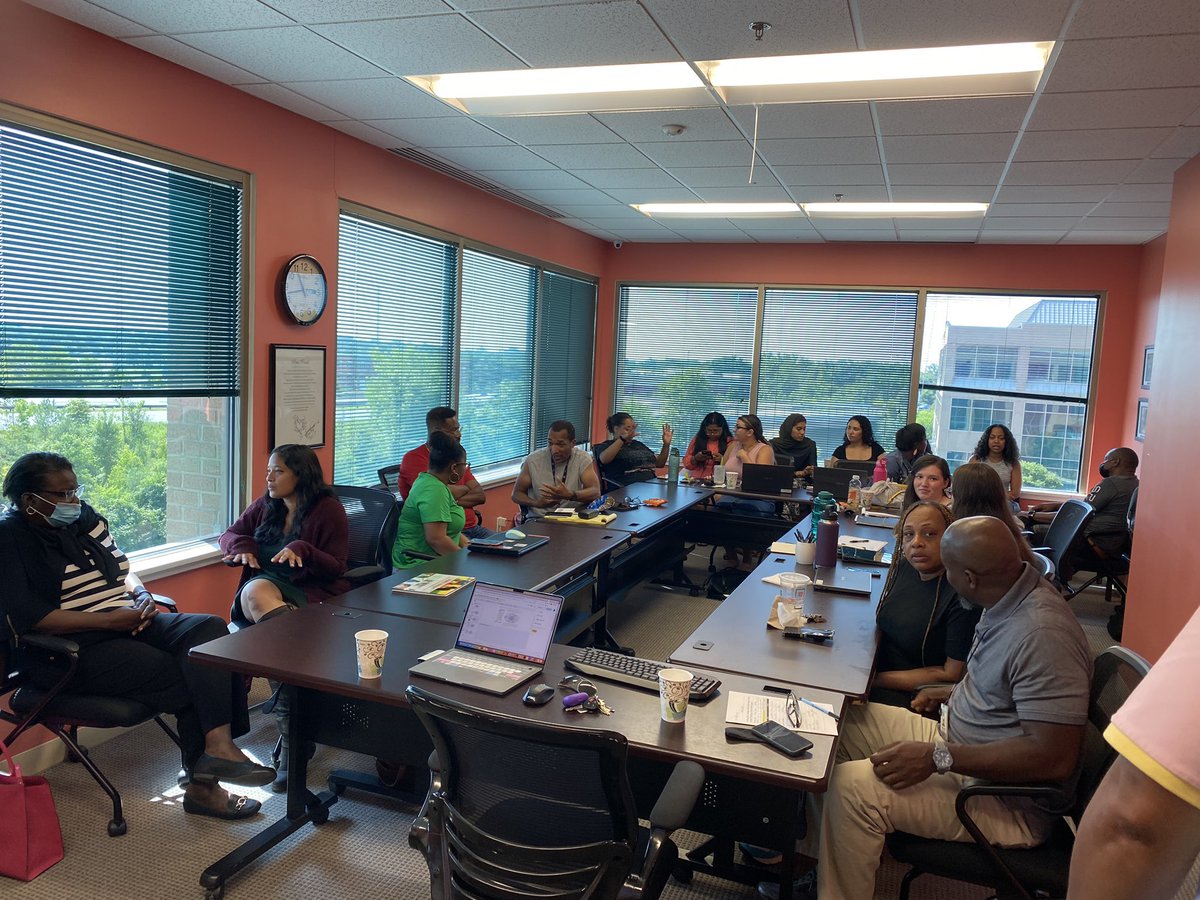 commTHRIVESlab's tweet photo. We had an amazing time today with our community partners, Hearts and Homes for Youth. Sharing research findings in a community training format is one of our favorite things to do! #SRH #reproductivejustice #mentalhealth #FosterCare #researchpracticepartnership https://t.co/sSTPgm5Kor