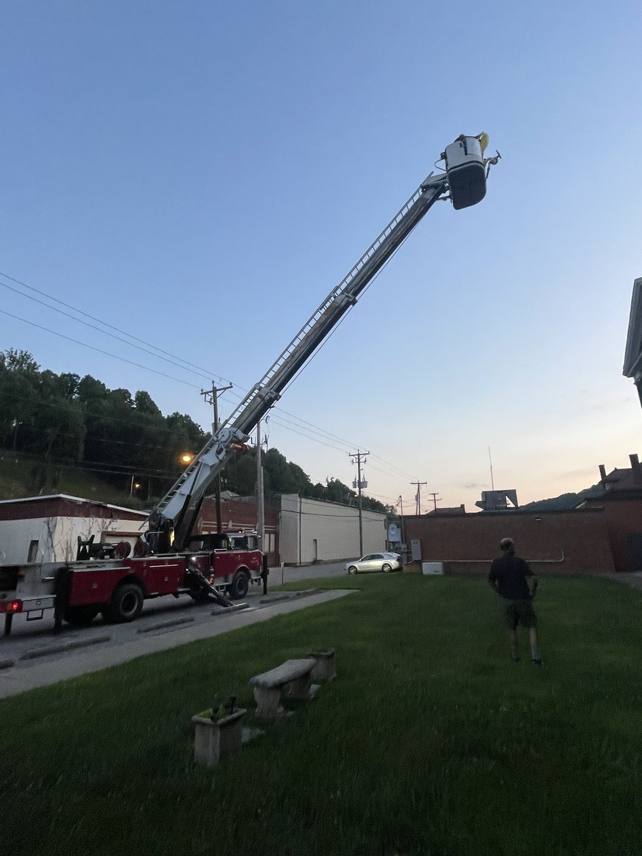 ClendeninFire's tweet photo. #clendeninfire spent yesterday evening drilling on rope rescue, and patient packaging with the tower ladder. Crews meet every Tuesday night to drill on new skills so they can be ready for what ever they may be called upon to do. Have a great week! 
#firefighters #towerladder https://t.co/R9qNetV0UX