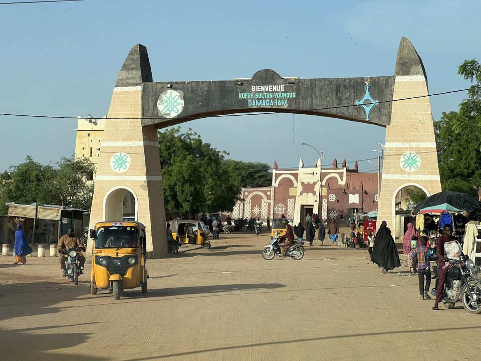 benbabunga's tweet photo. LE PALAIS DU SULTAN DU DAMAGARAM
J'ai été reçu par le Sultan du Damagaram, autorité traditionnelle la plus respectée du Niger. Ça fait 40 ans qu'il règne sur le Sultanat du Damagaram, fondé en 1731 par des aristocrates musulmans Kanouri. Ce palais a été construit entre 1850-1852 https://t.co/8wv3RQvJJL