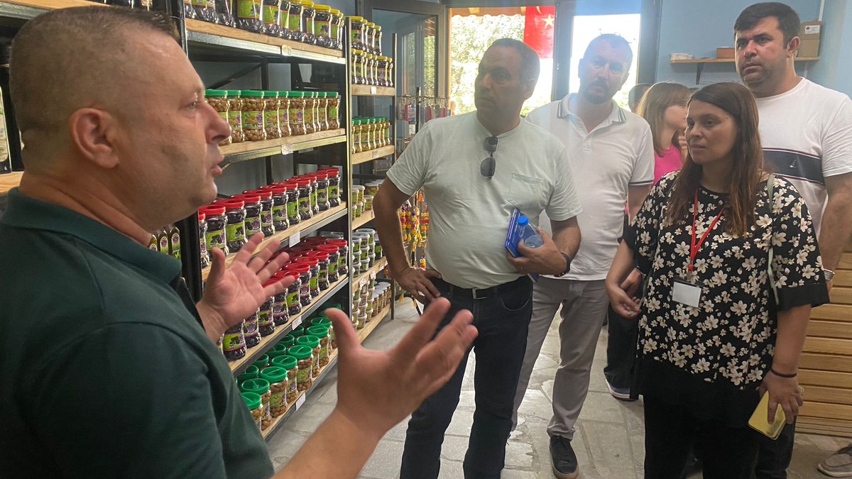 Portekiz Coimbra Politeknik Enstitüsü akademisyenleri ile birlikte Geyikli'den bir çok ülkeye zeytin ve zeytin yağı ihracat eden Dalgıç Zeytincilik firmasını ziyaret ettik. Zeytincilik hakkında deneyimlerini paylaşan firma sahibi Sayın Mücahit Dalgıç'a teşekkür ederiz.