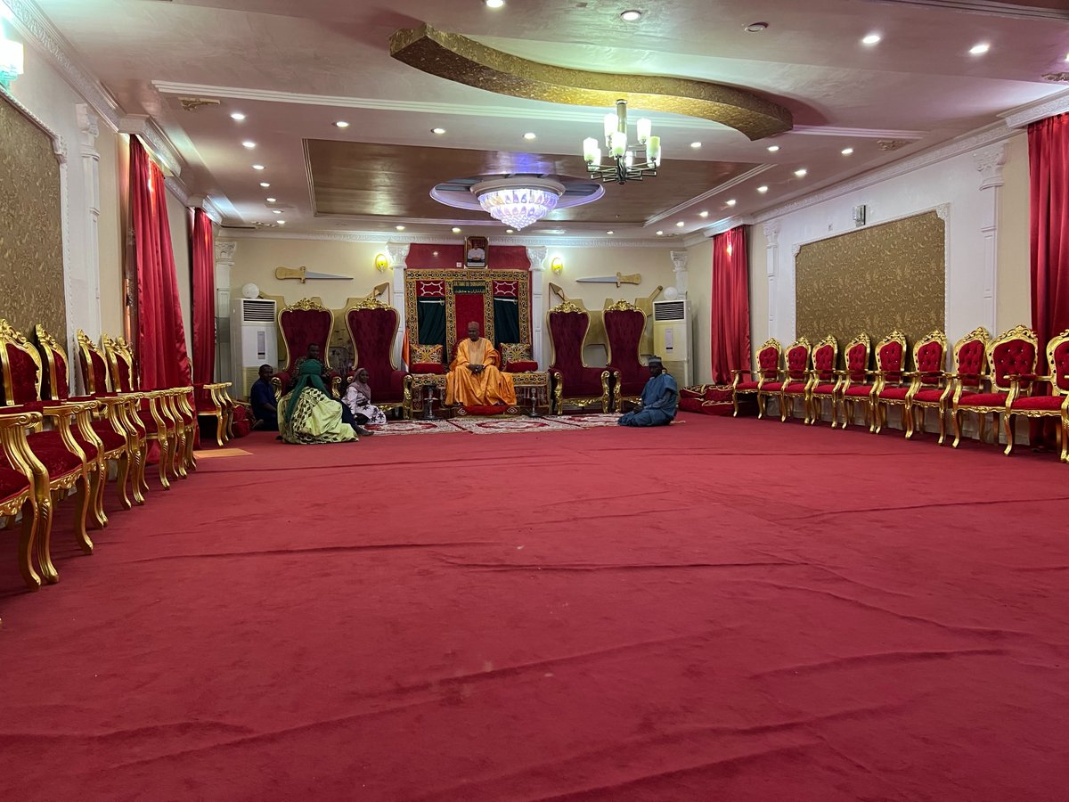 benbabunga's tweet photo. LE PALAIS DU SULTAN DU DAMAGARAM
J'ai été reçu par le Sultan du Damagaram, autorité traditionnelle la plus respectée du Niger. Ça fait 40 ans qu'il règne sur le Sultanat du Damagaram, fondé en 1731 par des aristocrates musulmans Kanouri. Ce palais a été construit entre 1850-1852 https://t.co/8wv3RQvJJL
