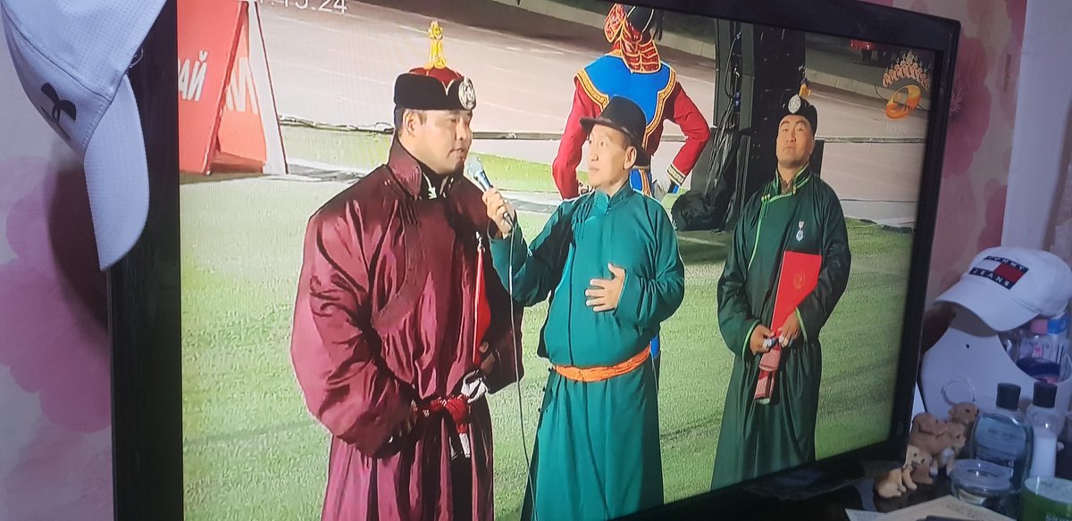 Энэ сэтгүүлч ухааньай юм арслан болчихоод баламж зарлигаа унүуулчихаад бхд гарьд гэж авдий дараа нь залруулаад аврага гэж туудий согтуу юму хаашаен