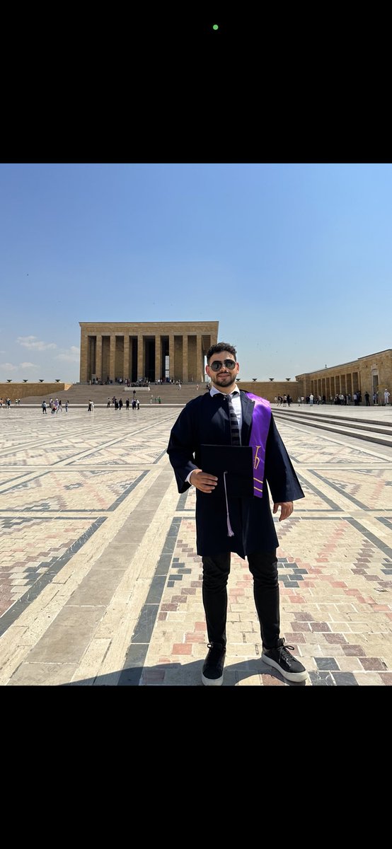 EmralEmre's tweet photo. Bugün 6 yıllık Hacettepe tıp fakültesi serüvenimizi tamamlayıp doktor olarak ayrılmanın mutluluğunu ve gururunu yaşıyoruz. Başta ailem olmak üzere emeği geçen tüm hocalarıma ve arkadaşlarıma teşekkürü borç bilirim saygılarımla …🎓👨‍🎓 https://t.co/ZFyn62lVfC
