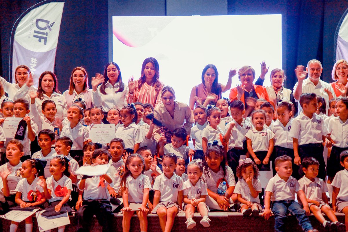 DIFVictoriaTam's tweet photo. Hoy estamos muy felices de poder ver a los alegres peques del CAIC y la Guardería en su ceremonia de graduación ☺️🎓

#TeQuieroMás #TransformandoVictoria #DIFVictoria #CdVictoria https://t.co/O04NuFXoxf