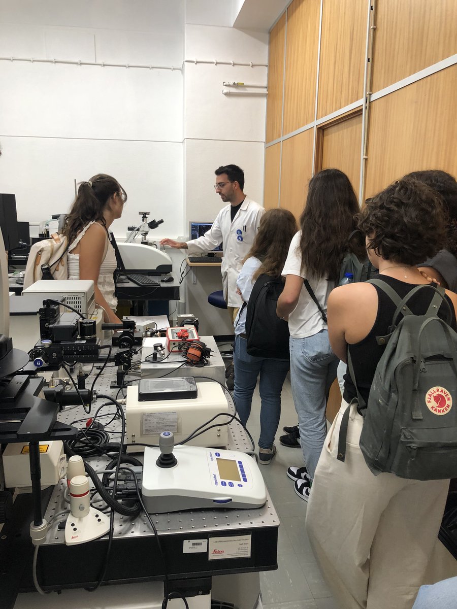 OM2_IST's tweet photo. @Pedroasrosa_ and Sara,  MSc and PhD students @istecnico  @cqe_lisboa  @om2_ist, explain to undergrads attending the @deqist  summer internship how they use confocal fluorescence microscopy and light scattering  to study the materials they produce. https://t.co/8CX55YA7b2