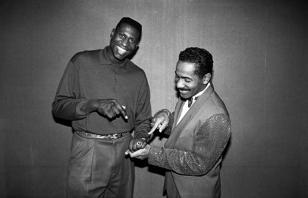 Singer Keith Washington checks out Cliff Levingston's championship ring backstage at the Arie Crown Theater in Chicago 💍

📸 : Raymond Boyd