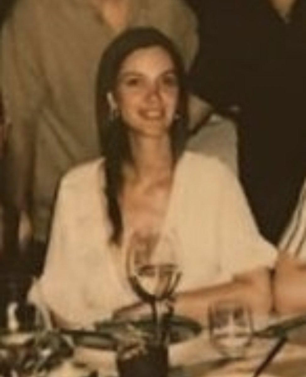 iremleas's tweet photo. bu fotoğraf tam 80-90 yılları anımsatıyor🥺🥺
 #iremhelvacıoğlu https://t.co/HEcu2igXmq