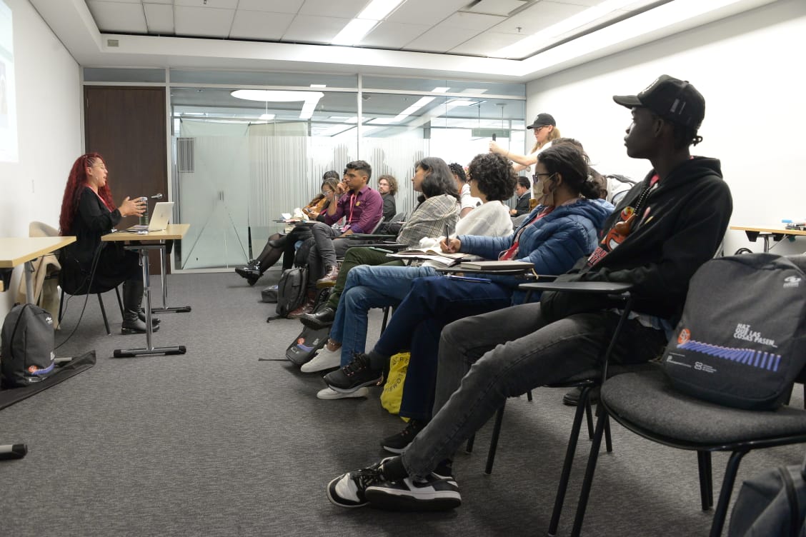 BAM_Bogota's tweet photo. #BAMNow | En el marco de la convocatoria al V Laboratorio Internacional en desarrollo de proyectos Filma Afro, su directora Tatiana Canro analiza aspectos técnicos y de contenido para responder esta pregunta. https://t.co/yPxkt0bn7X