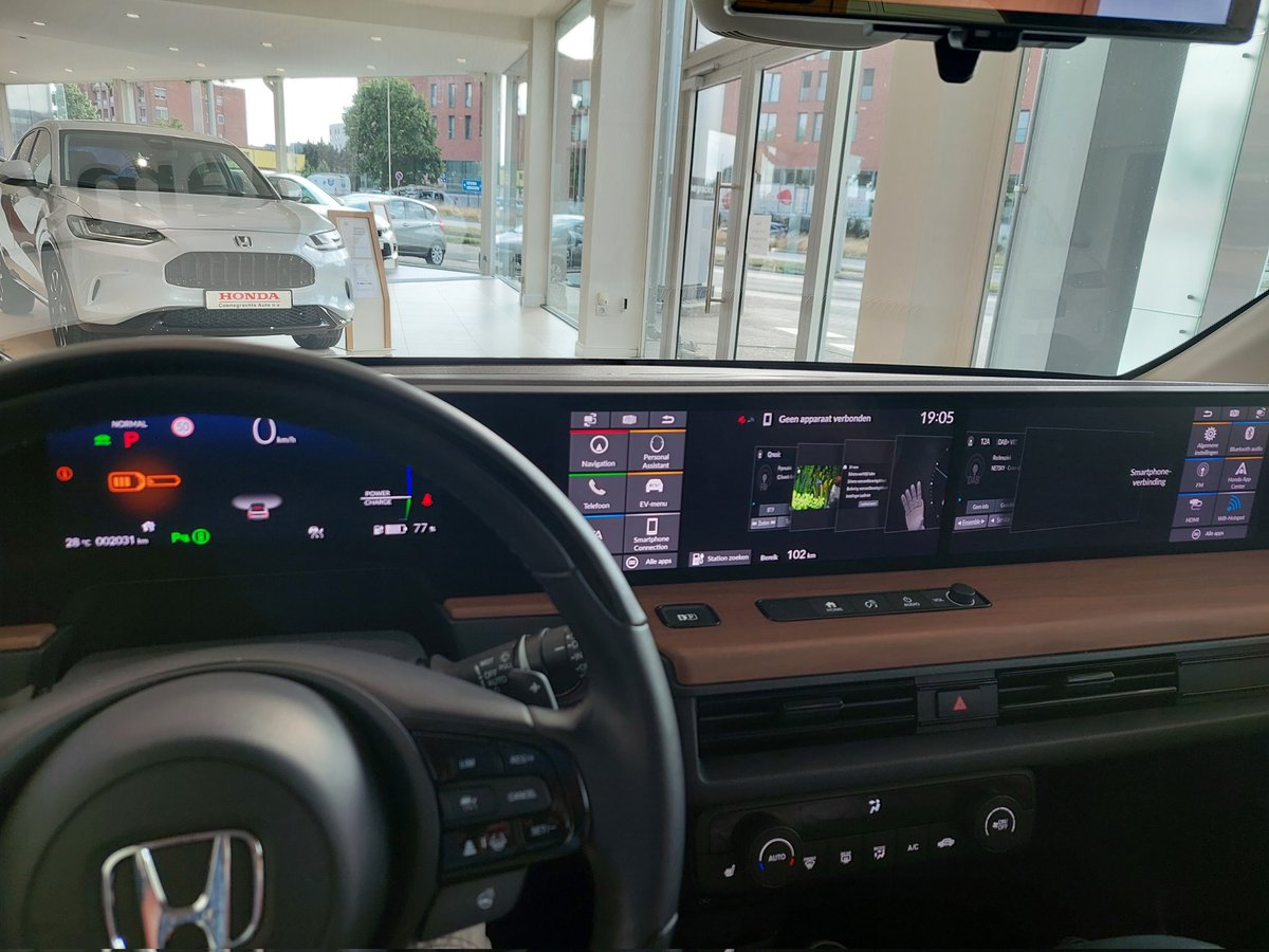 SomeBetterMan's tweet image. We had to drive for an hour, to the opposite side of the region, to test drive the Honda e.
SO worth it.
#itmustbelove #hondaE