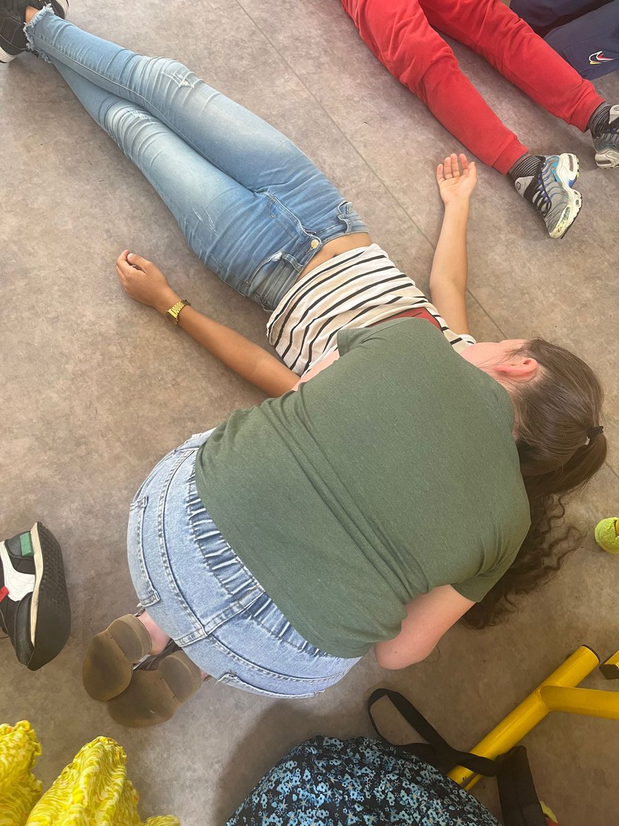MarieBaillau's tweet photo. #LeMéesurSeine, 3è jour des #VacancesApprenantes. Des séances sont consacrées au #savoirrouler, #savoirnager et aux #gestesquisauvent. Rappel des #numérosdurgence, mise en situation : #soinscompressifs, #garrot, #PLS, #massagecardiaque, #défibrillateur, puis remise d'attestation. https://t.co/S8WefIn1Mj