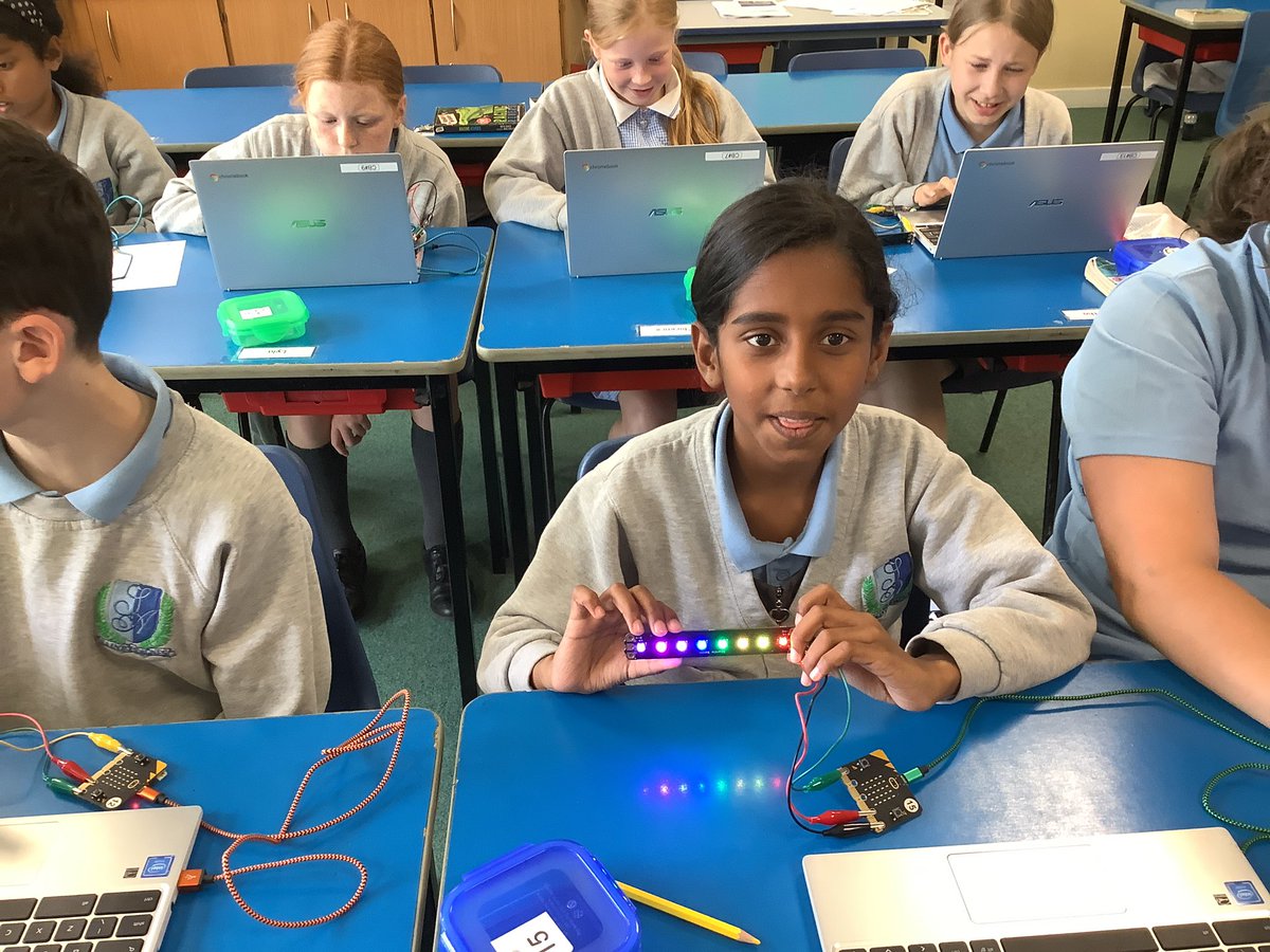 StAgnesY5's tweet image. We had a fantastic afternoon learning to code BBC microbits with Julian from Gem education. #StAgnesComputing @gem_education