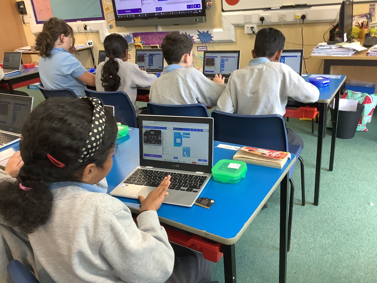 StAgnesY5's tweet image. We had a fantastic afternoon learning to code BBC microbits with Julian from Gem education. #StAgnesComputing @gem_education