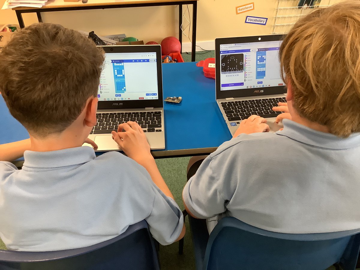 StAgnesY5's tweet image. We had a fantastic afternoon learning to code BBC microbits with Julian from Gem education. #StAgnesComputing @gem_education