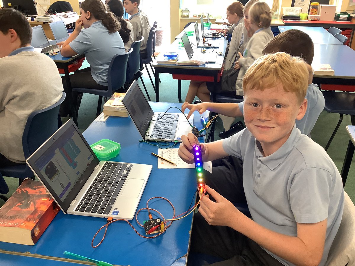 StAgnesY5's tweet image. We had a fantastic afternoon learning to code BBC microbits with Julian from Gem education. #StAgnesComputing @gem_education