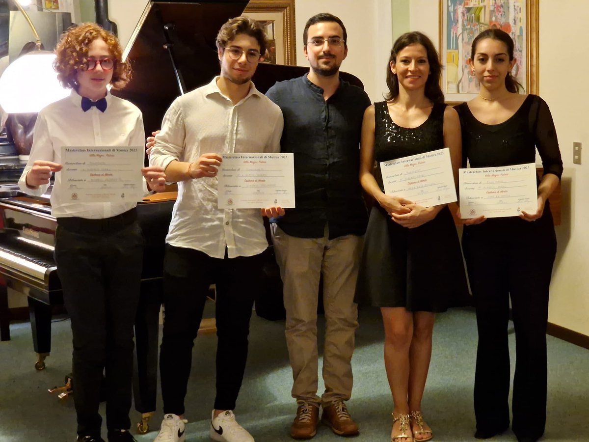 albertopianist's tweet photo. Just ended my second masterclass held at the beautiful Villa Magni in Pistoia. It was a great pleasure for me to have listened to some wonderful students! I wish all of them a brilliant musical career! 🎹 #albertoferro #pianomasterclass https://t.co/nk4eHPeogf