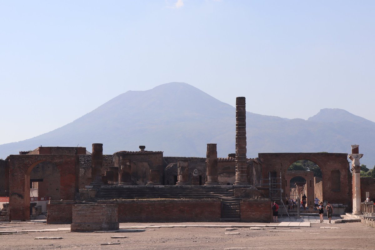TsunamiSand's tweet photo. #fieldtrip day3(2): The 79CE #eruption of #Vesuvio #volcano covered #Pompeii with 6-7m of #pyroclastics within less than 24hrs. The 1st phase was dominated by fallout of #pumice #lapilli, the 2nd by #pyroclasticflows.
#Napoli #inquaroma2023 https://t.co/xiH2OrOJmD