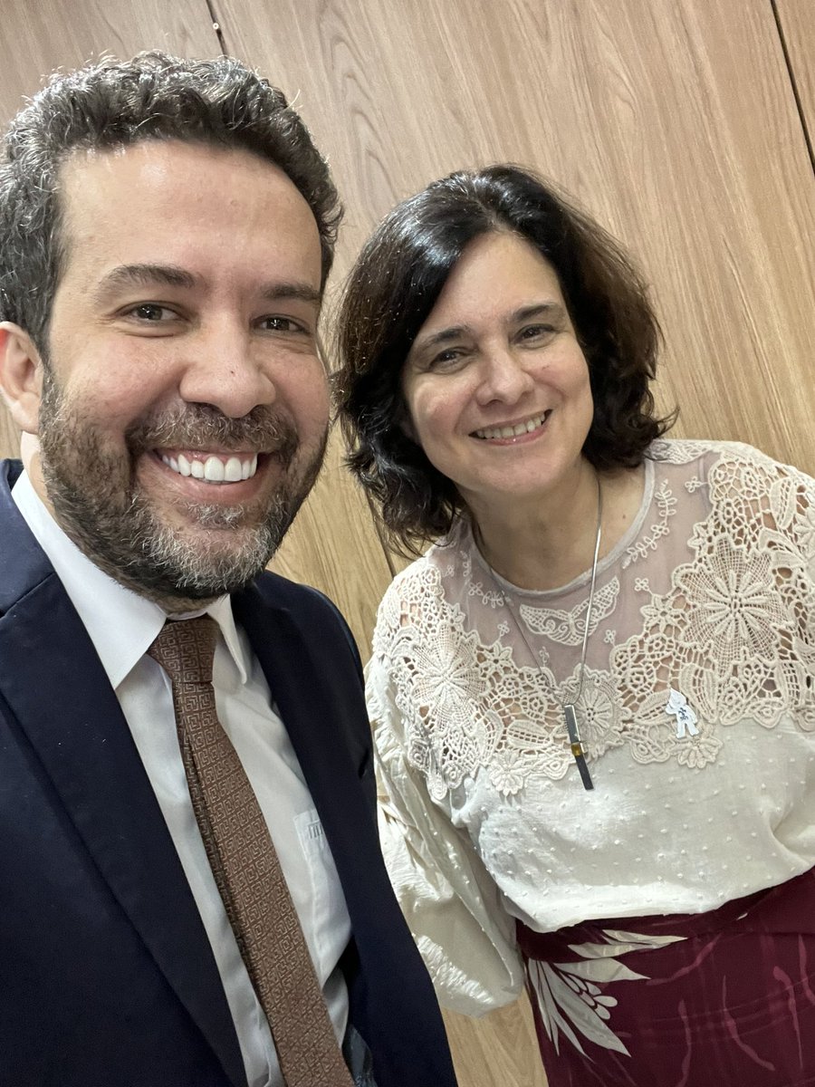 Estive hoje no Ministério da Saúde, a pasta que mais sofreu nos 4 anos de caos que vivemos. 

Feliz em poder acompanhar de perto o trabalho feito pela nossa Ministra <a href="/nisia_trindade/">Nísia Trindade Lima</a>, que já tem resultados significativos na vida dos brasileiros em apenas 6 meses. 

Falamos sobre