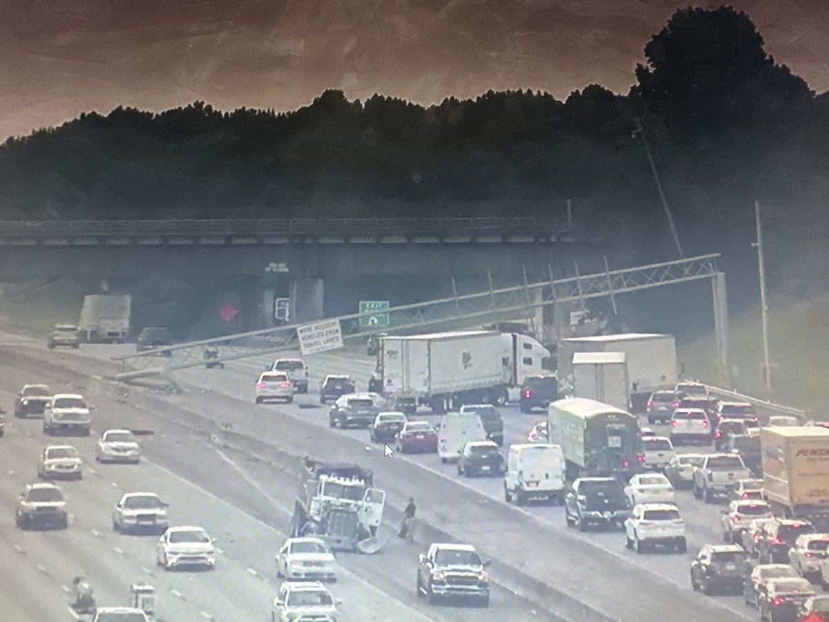 mckayWSB's tweet image. 🚨RED ALERT Marietta: I-75/nb has been shut down at Hwy 5 (Exit 267) since just after 4:30pm. Extreme delays. Live team coverage NOW 95-5 @wsbradio &amp;amp; @wsbtv Channel 2 Action News. #ATLtraffic