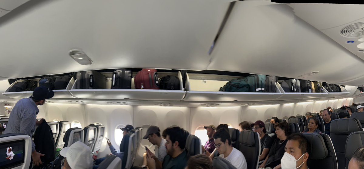 ricpostprod's tweet photo. @Aeromexico vuelo NY a México sin aire acondicionado, bien guajolotero el avión y los empleados terribles haciendo que la mayoría documente las maleta q por no hay espacio y si lo hay 
Terrible servicio del vuelo A0403 https://t.co/oDQdOj8ZAG