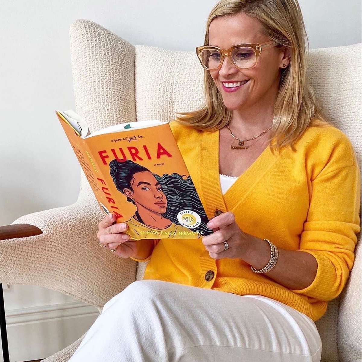 YamileSMendez's tweet photo. Tengo el libro perfecto para acompañar mundial femenino! FURIA se trata de una futbolista de Rosario, donde nací y crecí. Recibió el premio Pura Belpre a la mejor novela escrita por un/a escritor/a latino/a viviendo en EEUU. Parte de @ReesesBookClub https://t.co/fgg2nEA1Hw