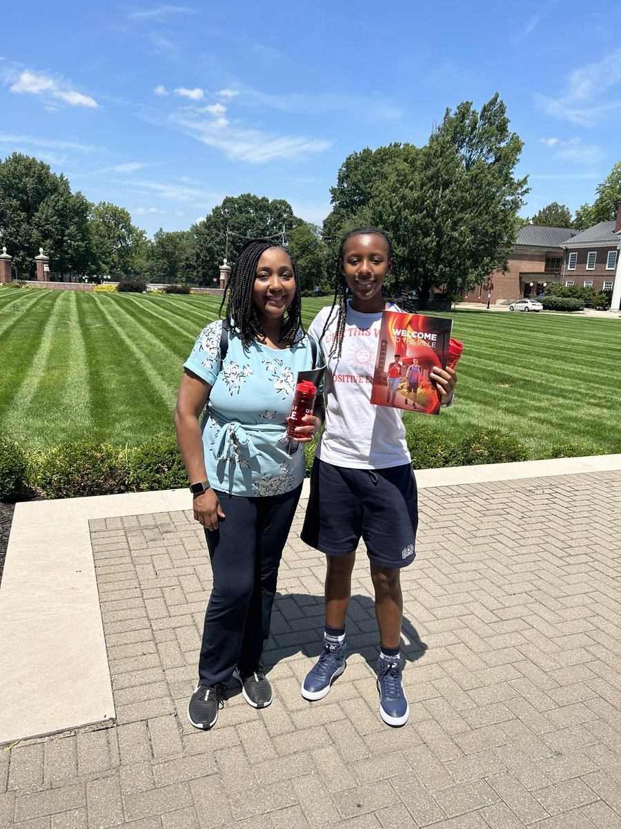 davisgiselle07's tweet photo. I had an amazing week competing at the Run for Roses Tournament in Kentucky with my teammates and afterwards was blessed to have a great #unofficial visit at the University of Louisville! 📚🏀🙌🏾 @_CadetHoops @BeesBasketball1 @TeamSharp23 https://t.co/1XhyPj5nnl