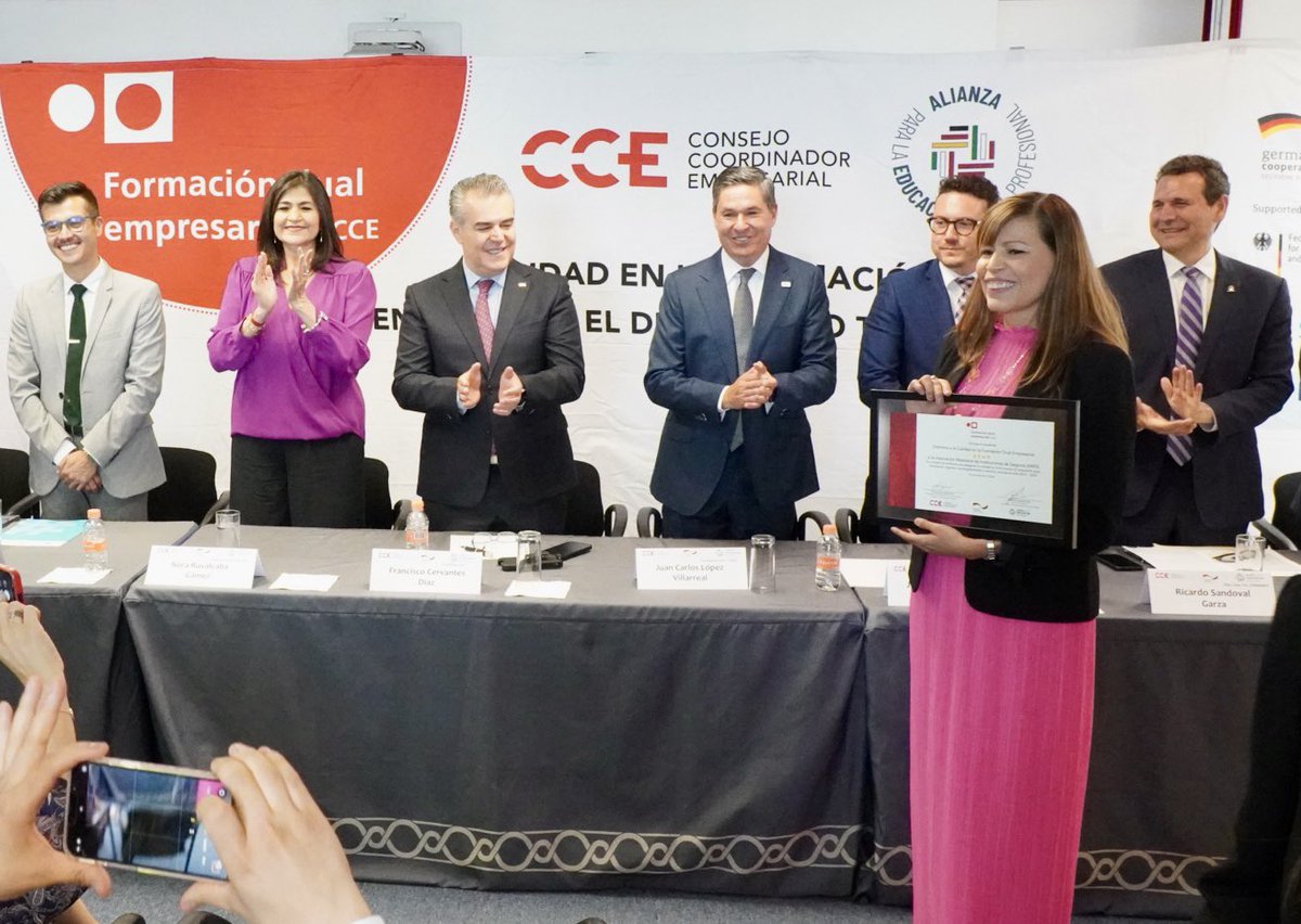 Nora_Ruvalcaba's tweet photo. Acompañé al Presidente del @cceoficialmx, @fcervantes5 durante la entrega de reconocimientos de calidad en formación dual a empresas y organismos comprometidos con la educación integral y de excelencia de jóvenes y adolescentes.🌟🤝🏾 https://t.co/CiHCjxTgGa