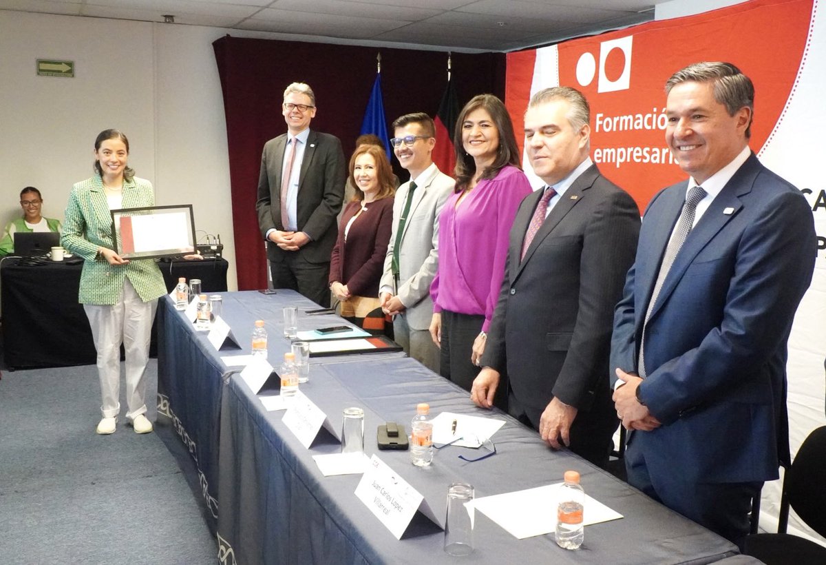 Nora_Ruvalcaba's tweet photo. El sistema educativo y el sector productivo trabajamos de manera coordinada para disminuir las brechas laboral, de género y generacional, al tiempo que potenciamos las habilidades de la juventud y fomentamos la multiplicación de personas íntegras, capaces y sobre todo, felices.🫶🏾 https://t.co/kcgZq0iu9X