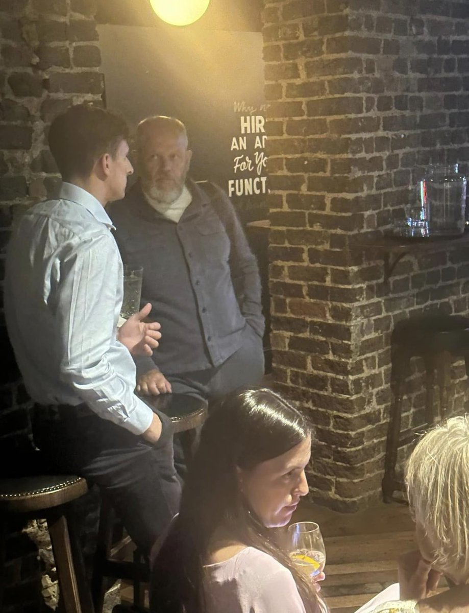 DickieIsted's tweet photo. @AndyRoweShow @RunningWithTheF 
Top night fellas ✊🏻👏👏👏 https://t.co/OsLw9RqWki