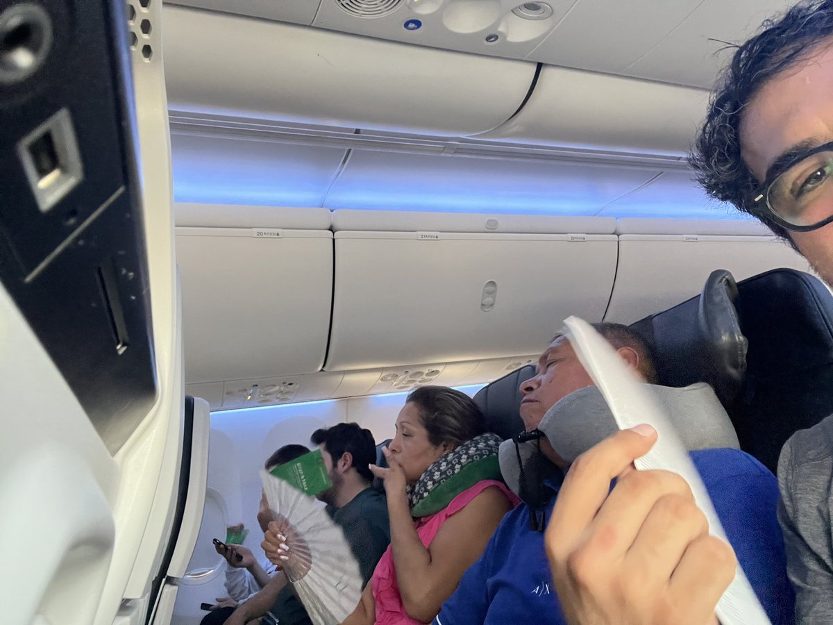 ricpostprod's tweet photo. Cuando por @Aeromexico pagas caro y ni aire acondicionado llegamos, todos buscando resolver el
Calor. Terrible !! https://t.co/qclZoxY65v