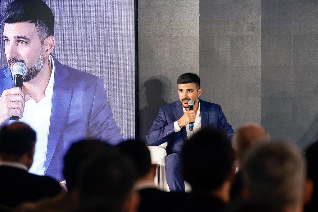 diegobercholc's tweet photo. En el Primer Foro Federal de Garantías de @Economia_Ar, @CFI_Argentina y #Fonred, contamos las políticas de inclusión financiera de @produccion_arg mediante FOGAR:

+1 millón de garantías otorgadas
$320 mil millones capital movilizado
$200 mil millones capital garantizado

🇦🇷🇦🇷🇦🇷 https://t.co/m8wYopJHDF
