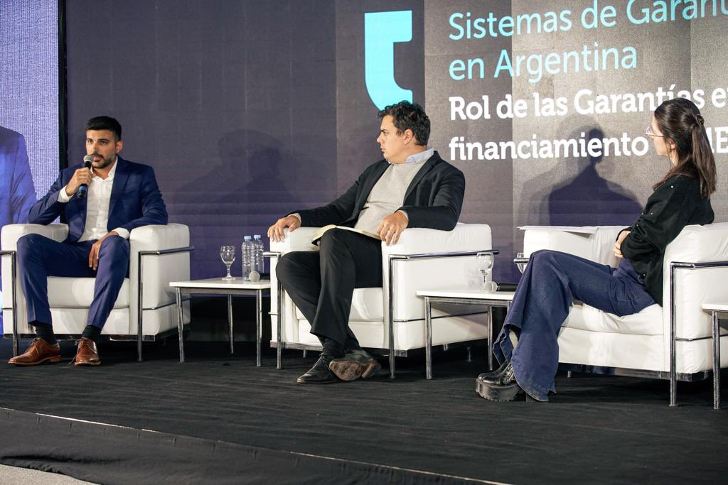 diegobercholc's tweet photo. En el Primer Foro Federal de Garantías de @Economia_Ar, @CFI_Argentina y #Fonred, contamos las políticas de inclusión financiera de @produccion_arg mediante FOGAR:

+1 millón de garantías otorgadas
$320 mil millones capital movilizado
$200 mil millones capital garantizado

🇦🇷🇦🇷🇦🇷 https://t.co/m8wYopJHDF