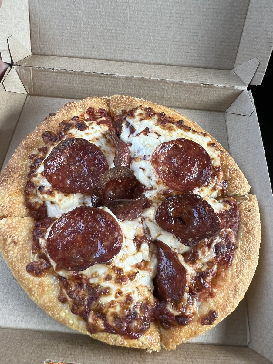 ColombianUnit's tweet photo. @pizzahut never been more disappointed in all my life I thought I was about to have a really nice Nostalgic and not a tremendous lot down. Honestly, I felt like a fat kid crying or eating cake. https://t.co/v8WcU9O6qk