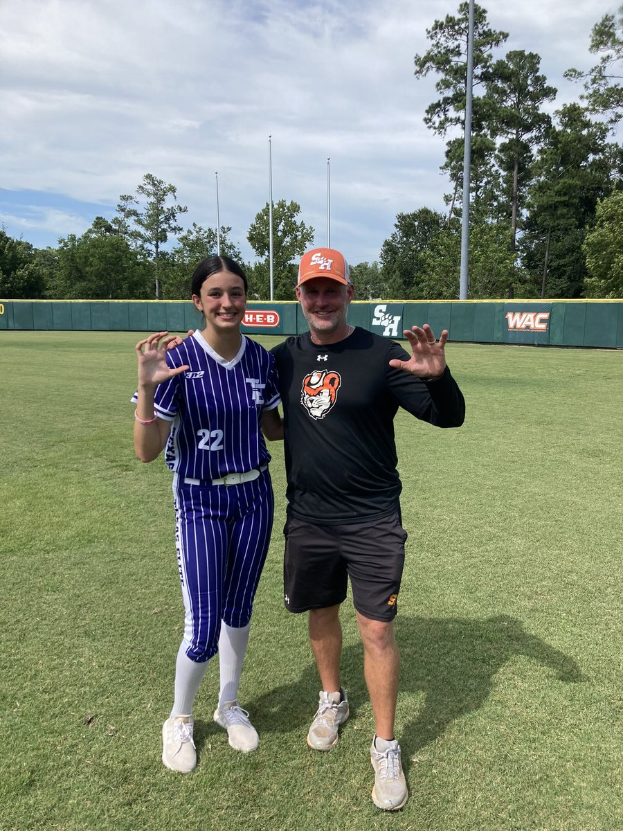 Thank you so so much for hosting an amazing camp today <a href="/BearkatsSB/">Sam Houston Softball</a>!! I learned so much from players and got the opportunity to learn from <a href="/CoachValis/">Garrett Valis</a> and <a href="/TessSoefje/">TessSoefje</a>. I hope to come back,  such a great environment. Thank you so much for having me!!