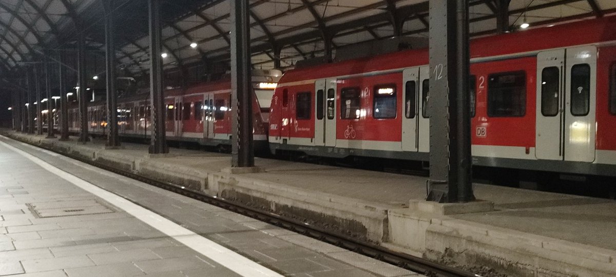 S-Bahn Nr. 2, die in Wiesbaden einfährt &amp; Feierabend macht - trotz Oberleitungsschaden, der doch den kompletten S-Bahn Verkehr in Großraum Frankfurt seit einigen Stunden lahmlegt. 

Weiterhin keine Infos oder Ansagen im Hbf in Wiesbaden. 

#rmv #rheinmain <a href="/RMVinfo/">RMV Info</a> <a href="/RMVdialog/">RMV Dialog</a>