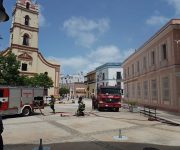 #Hoy:  Fuerzas del Cuerpo de Bomberos en Camagüey actúan para sofocar un  incendio en la emisora provincial Radio Cadena Agramonte, en la Plaza de  los Trabajadores. Se desconocen las causas del hecho.
